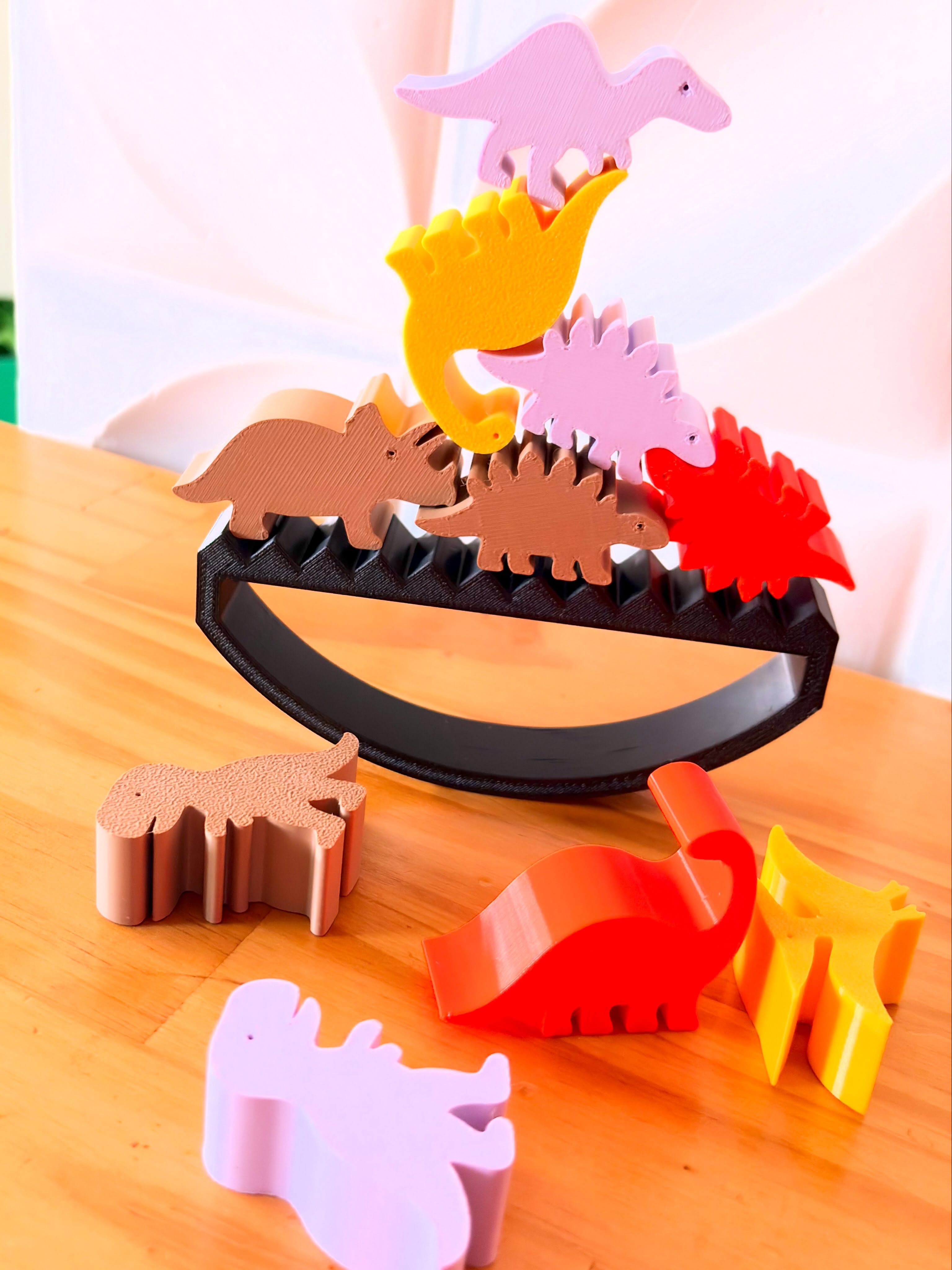 Mini Dinos enfileirados no arco