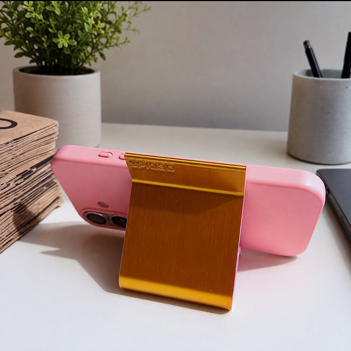 Suporte de celular impresso em 3D em uso na mesa